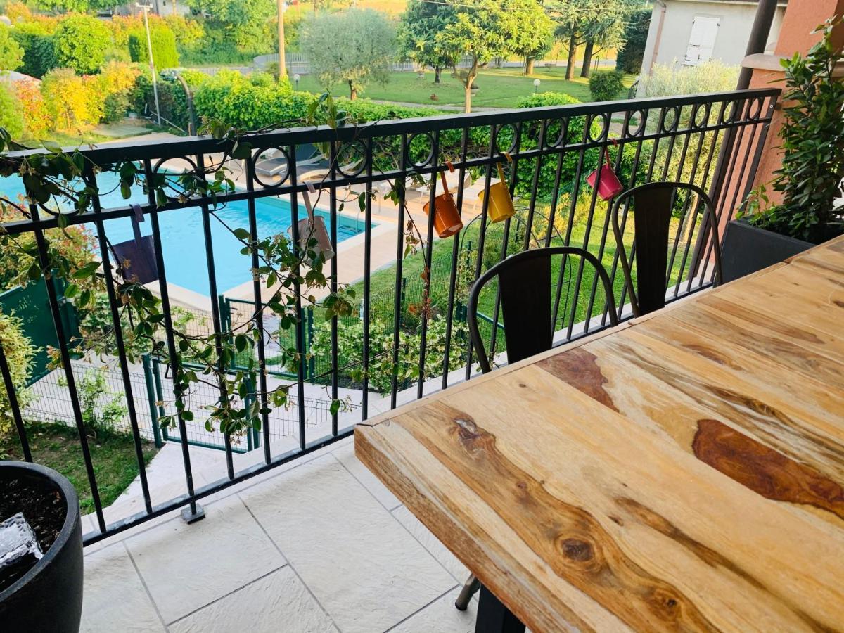 Charming Attic Apartment With Balcony & Swimming Pool Desenzano del Garda Exterior photo