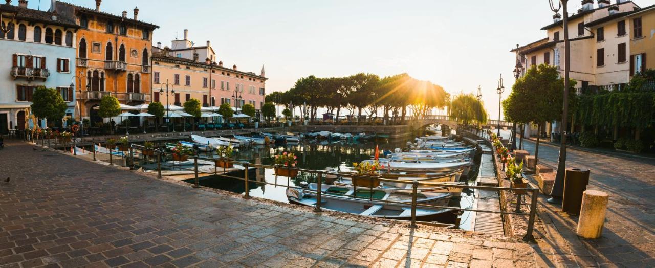 Charming Attic Apartment With Balcony & Swimming Pool Desenzano del Garda Exterior photo