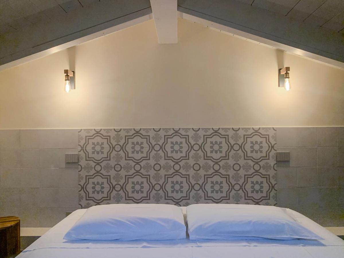 Charming Attic Apartment With Balcony & Swimming Pool Desenzano del Garda Exterior photo